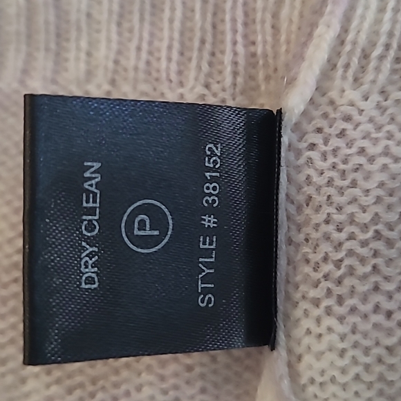 V-Neck Cashmere sweater - Picture 10 of 10